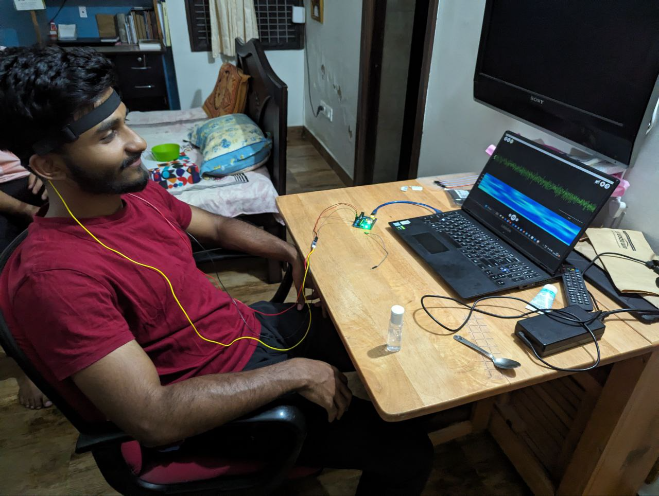 Recording EEG waves from the visual cortex
